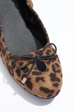 Keyhole Scrunch Flats